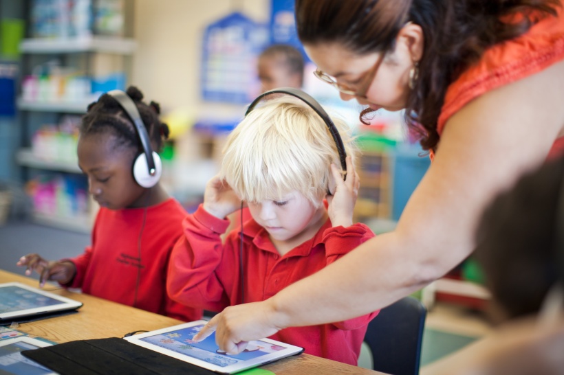 Teacher-helping-student-with-iPad